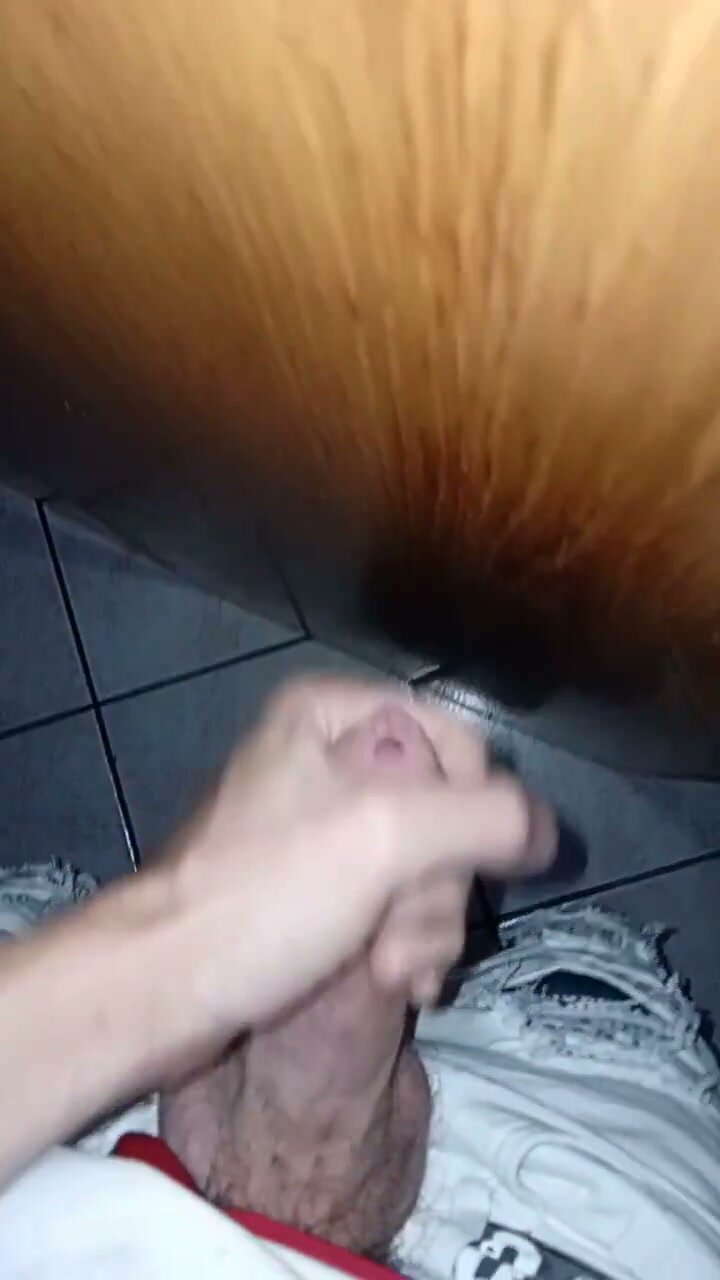 Mega Sborrata on the Door – Intense Cumshot in the Bathroom